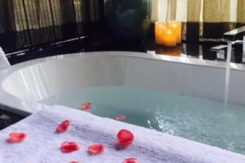 上海青浦区水疗池中的失重冥想:当身体学会漂浮